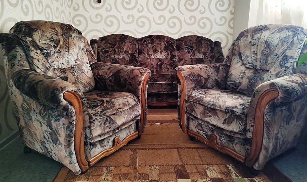 Продається комплект м'яких меблів: диван + два крісла. Вживане.