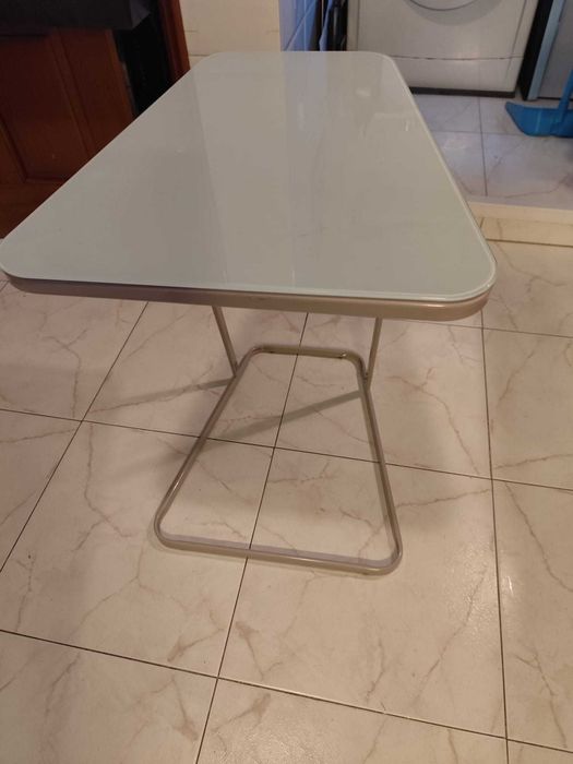 Mesa de apoio em vidro e metal – moderna e desmontável (60 cm)