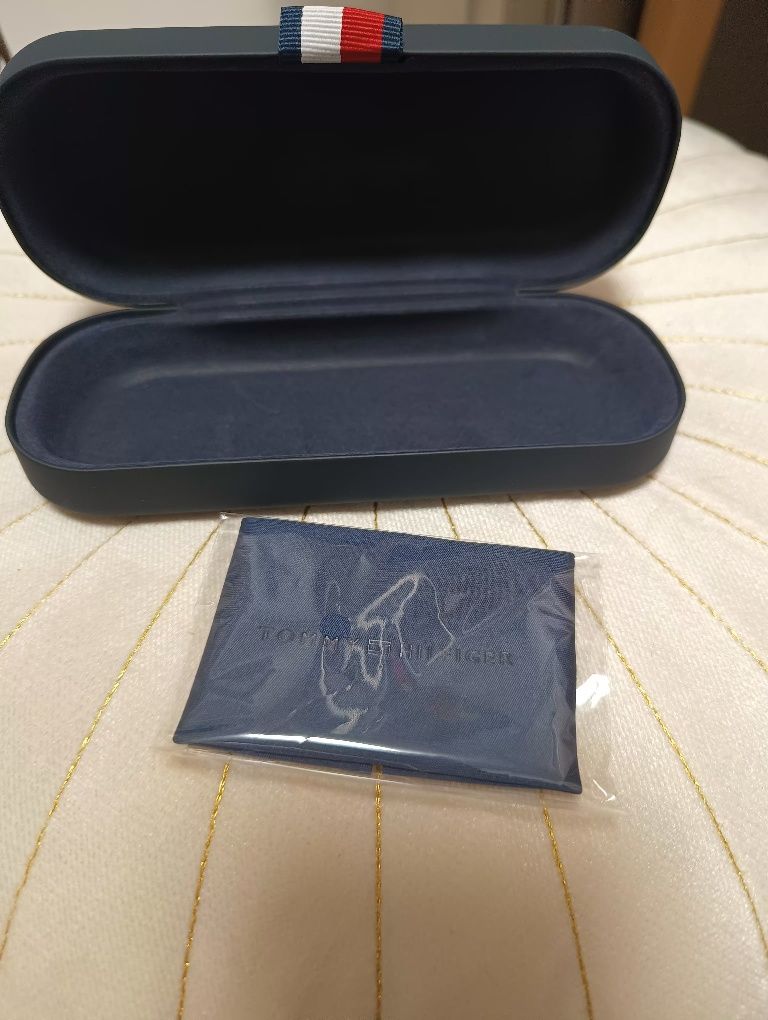 Etui na okulary Tommy Hilfiger