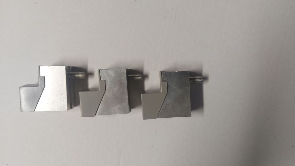 Zacisk tunelowy do wyłącznika Merlin Gerlin NS 400 - 630