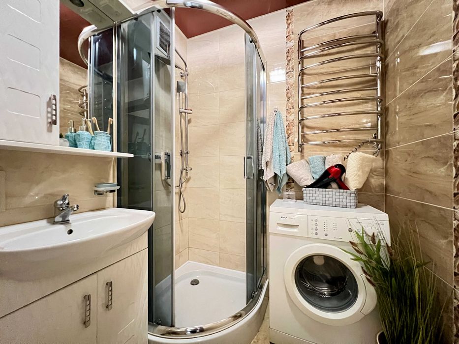 Студія. Дружба. Поруч озеро