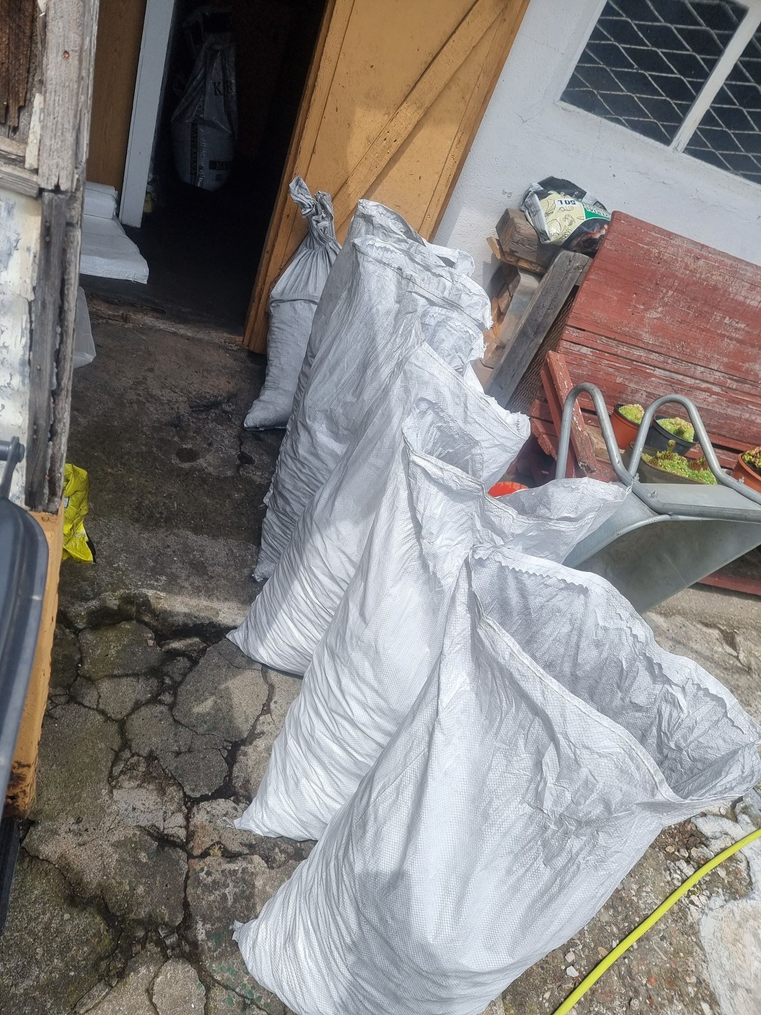 Koks w workach pakowany po 30 kg.