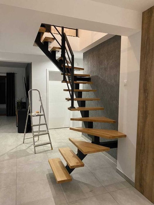 Schody drewniane na metalowej konstrukcji nowoczesne loft