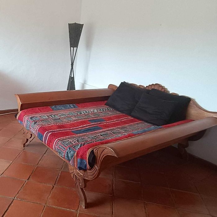 Daybed artesanal esculpido de Java em madeira teca. Vintage e único!