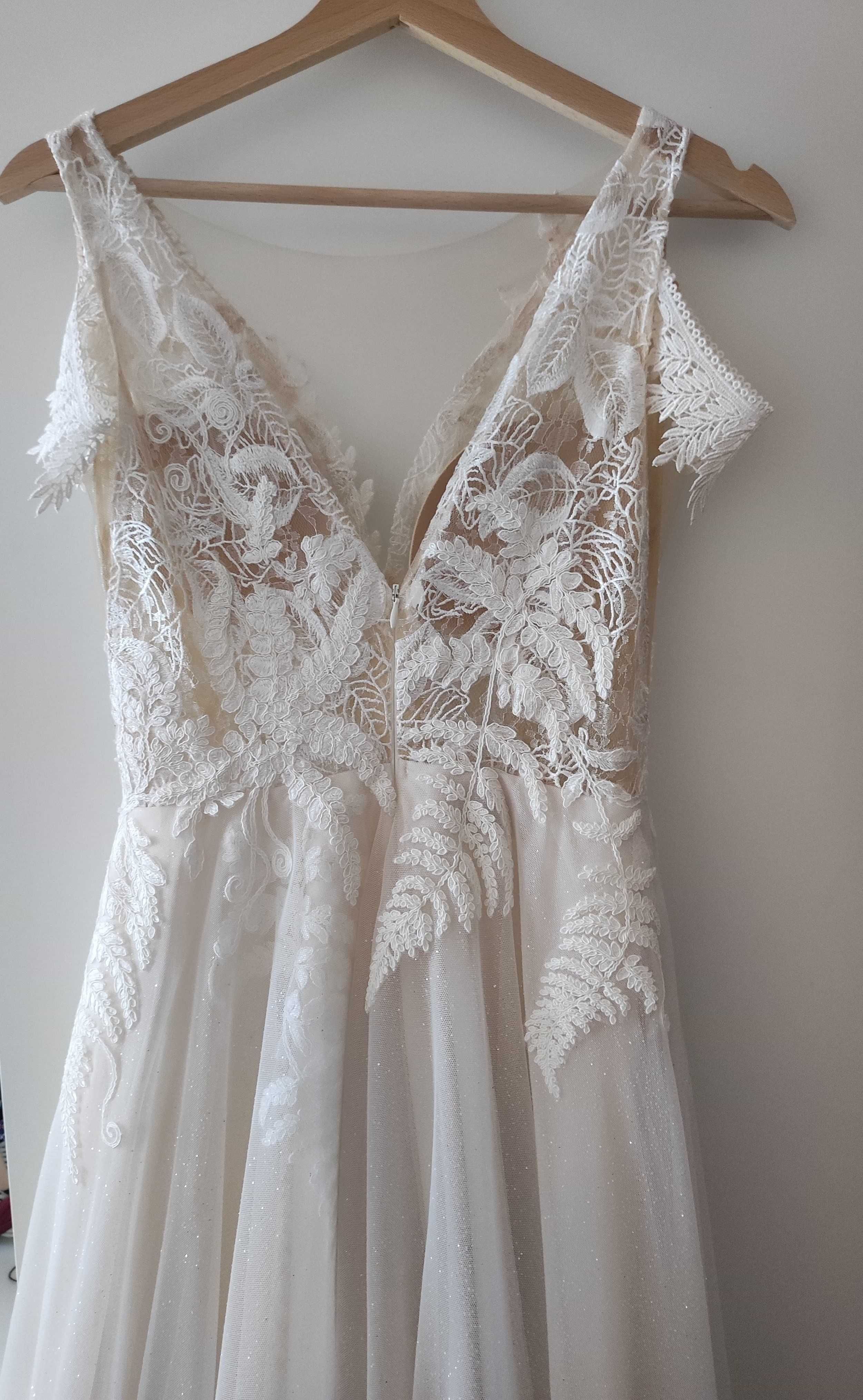 Zwiewna suknia ślubna koronkowa z rozcięciem r36