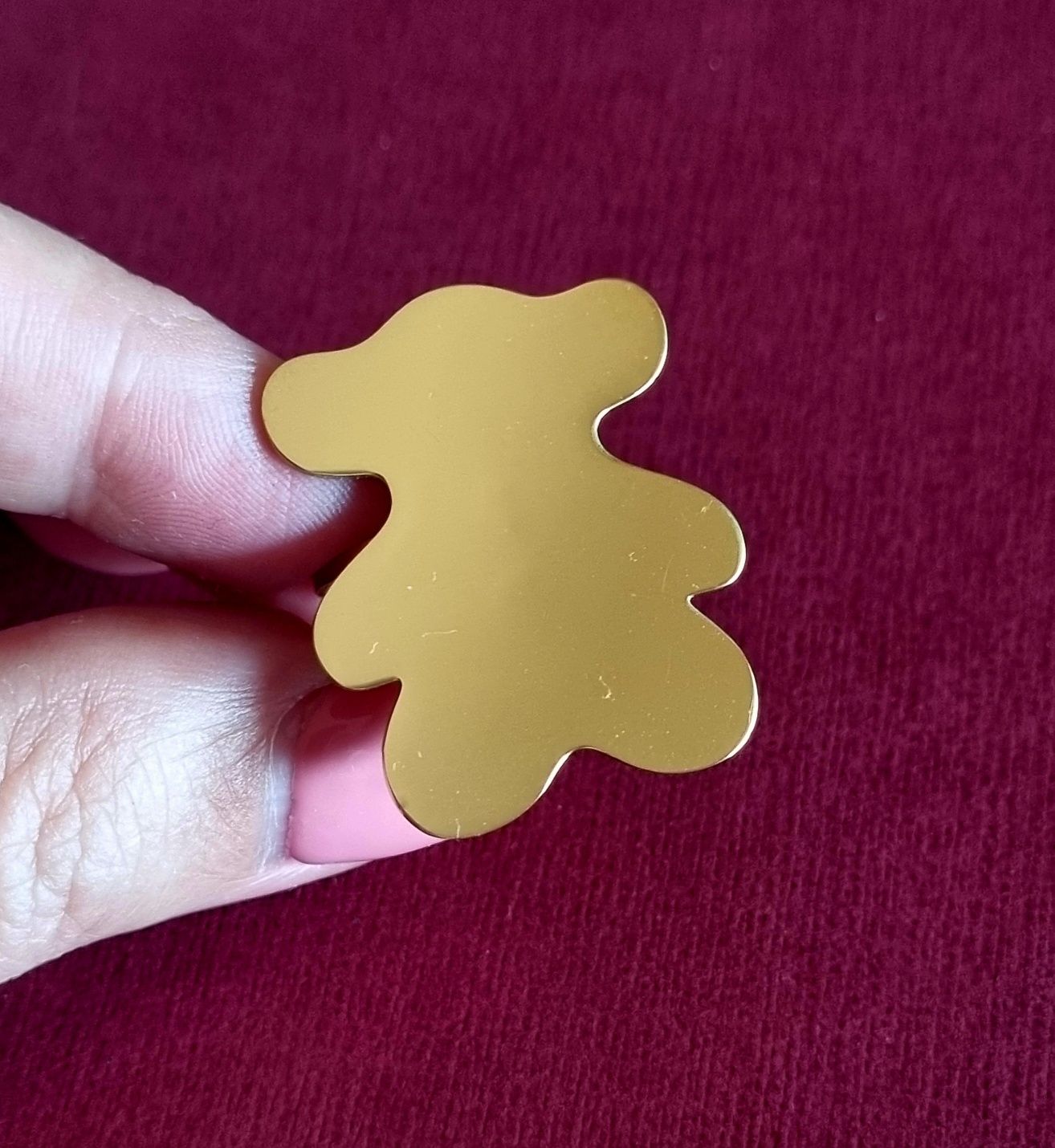 Anel dourado, em aço, em forma de ursinho grande. Ajustável