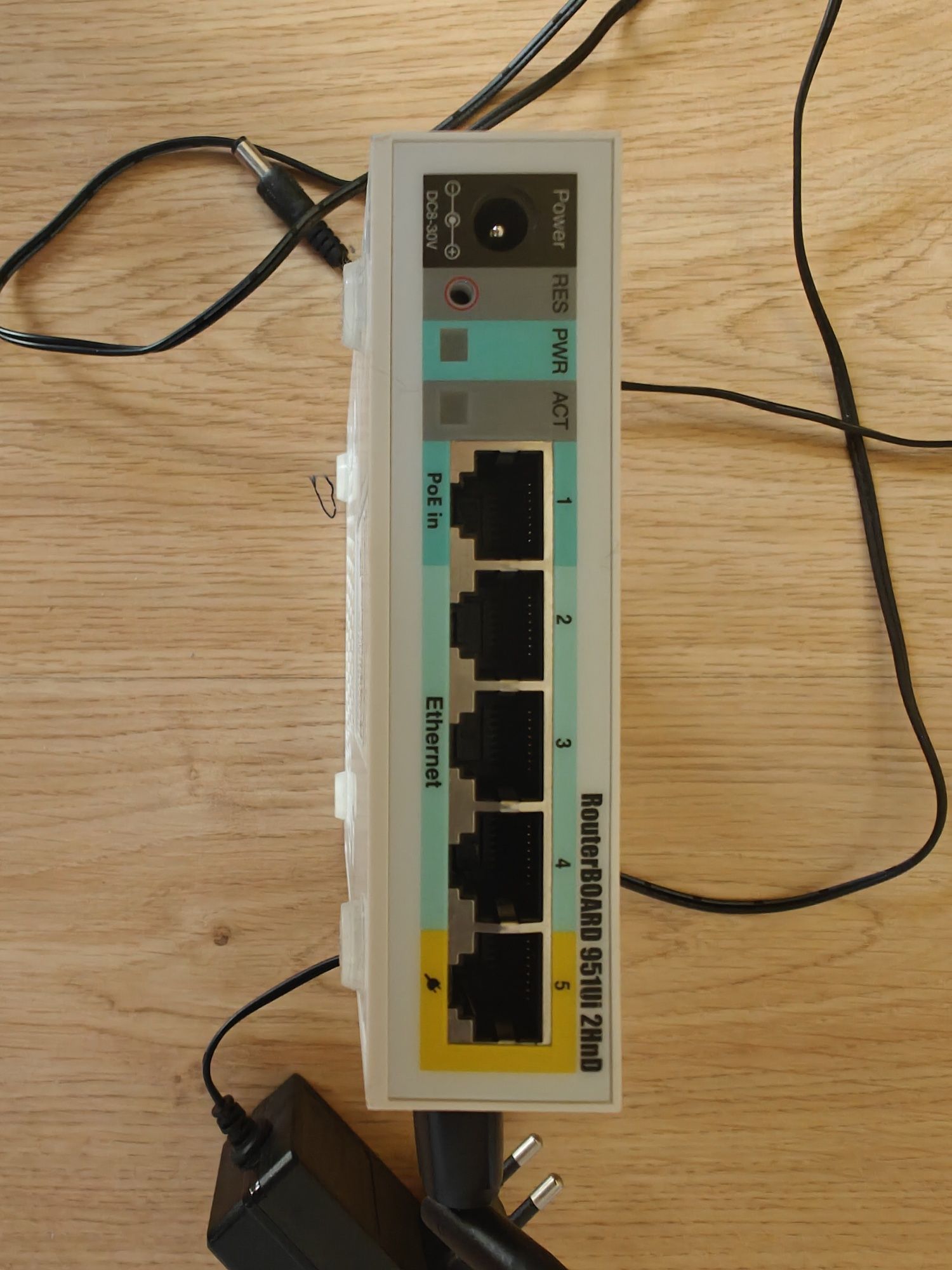 Wi-Fi роутер MikroTik RB951Ui-2HnD
