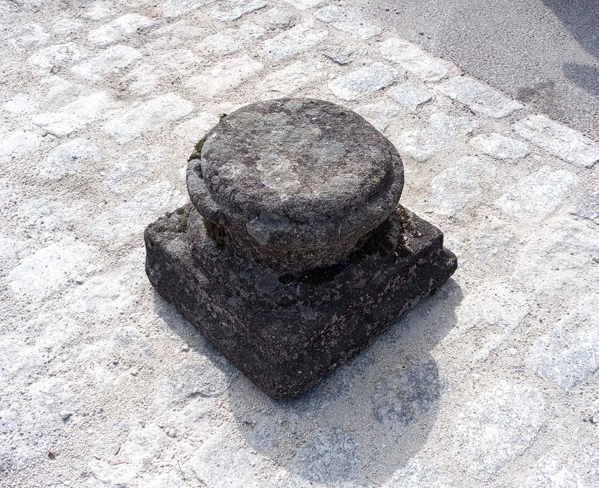 Antiga base em pedra de granito