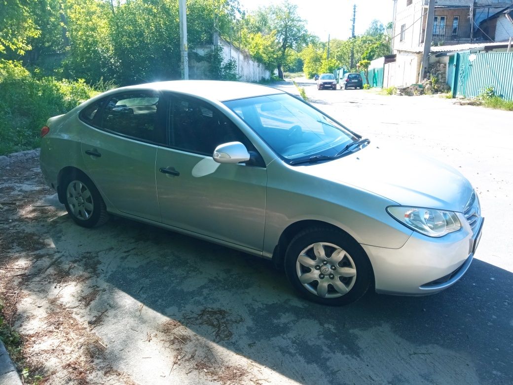 Hyundai Elantra 2011 г газ /бензин