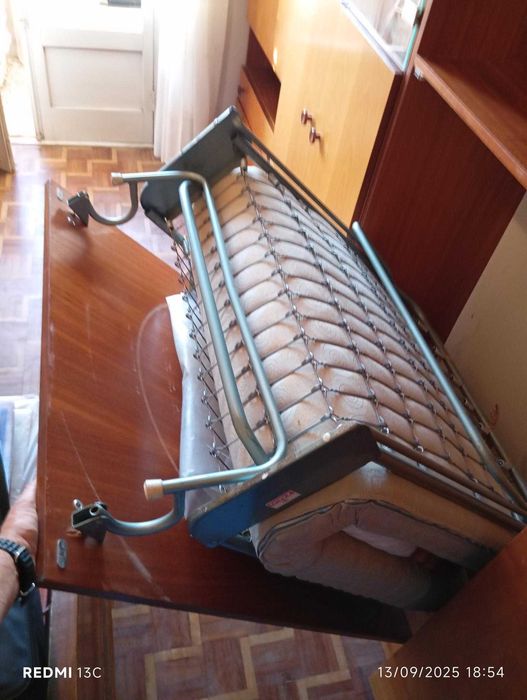 Móvel cama (cama dentro do armário poupa-se espaço)