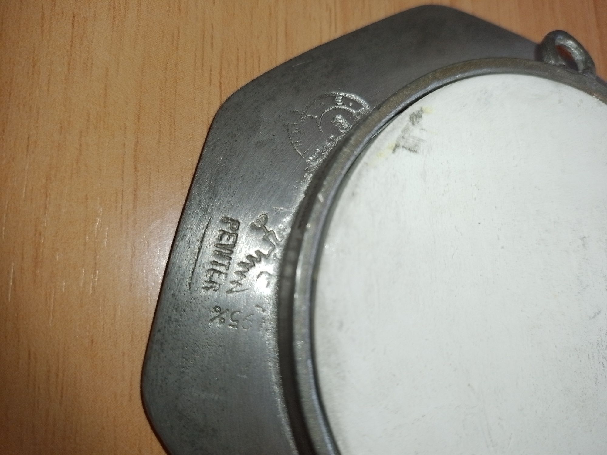 Pratinho de parede em porcelana com rebordo em estanho cinzelado e mar