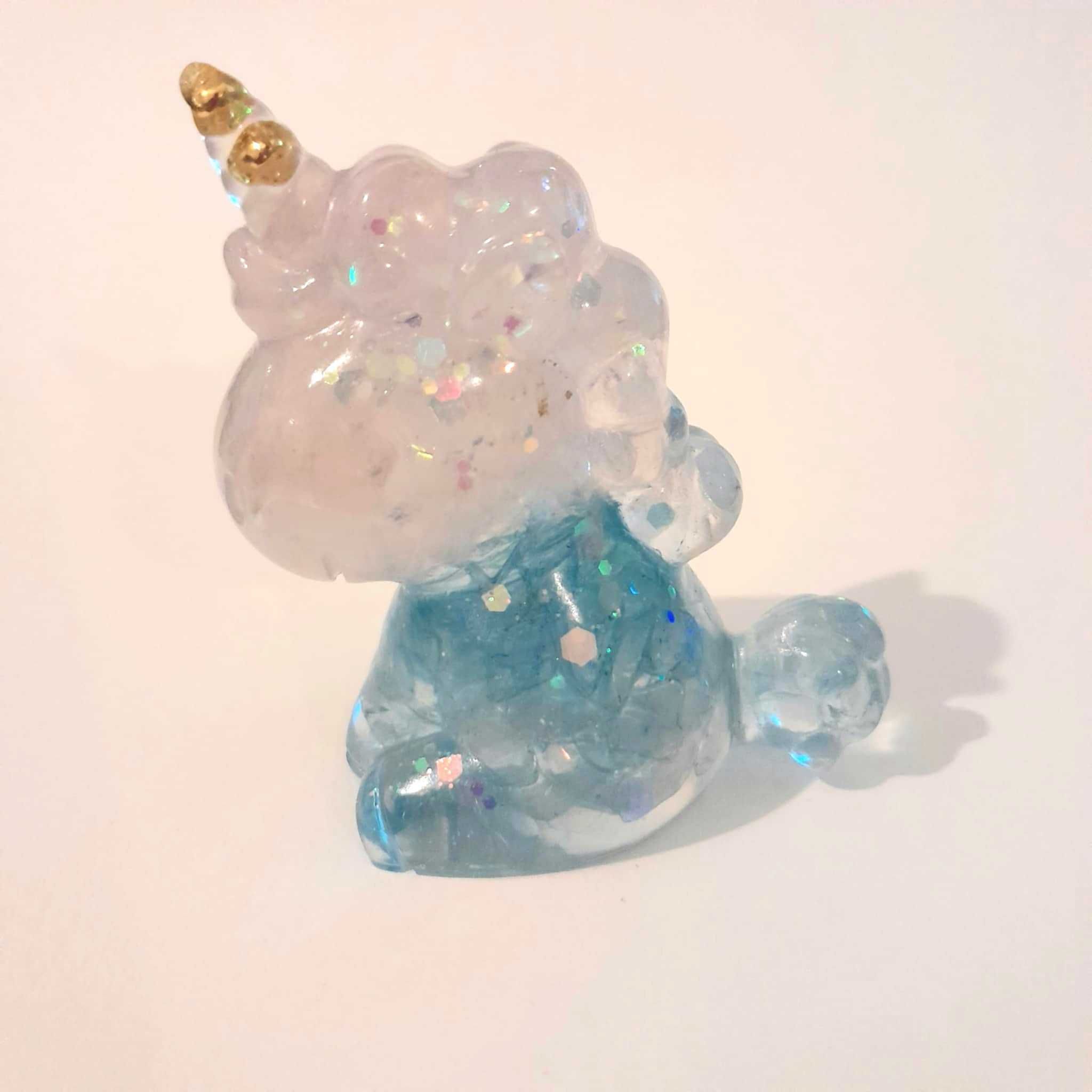 Raposas e unicórnios em resina com pedra semipreciosa