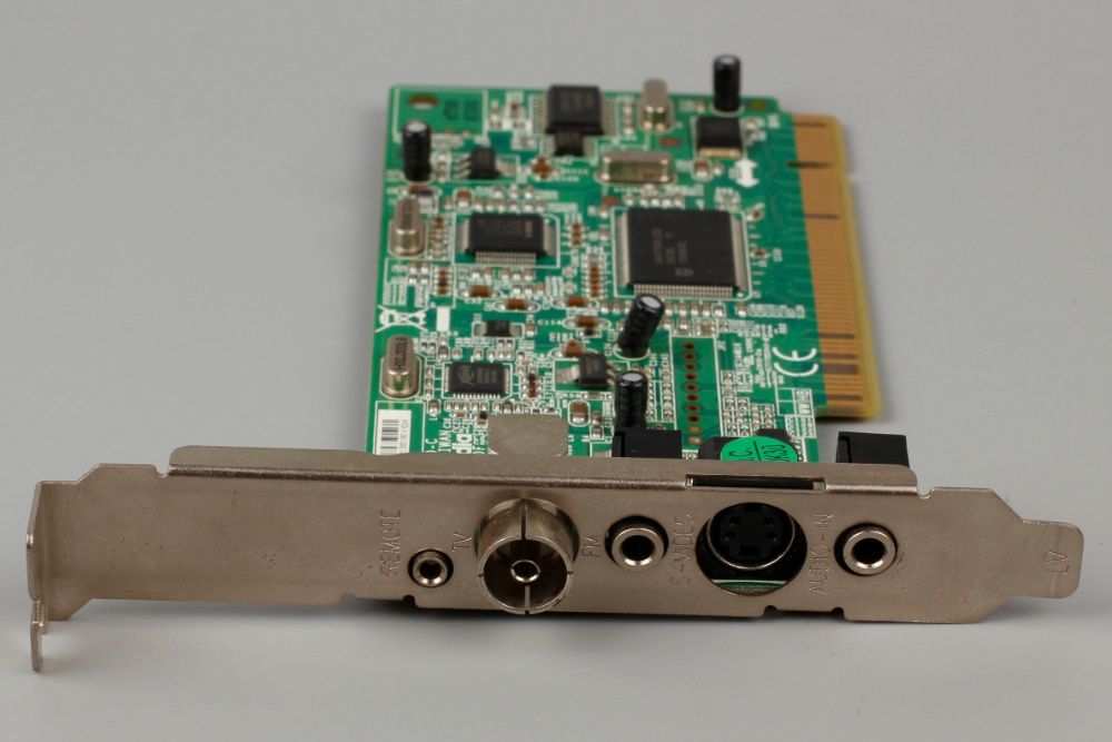 ТВ тюнер AVerMedia AVerTV Hybrid+FM PCI