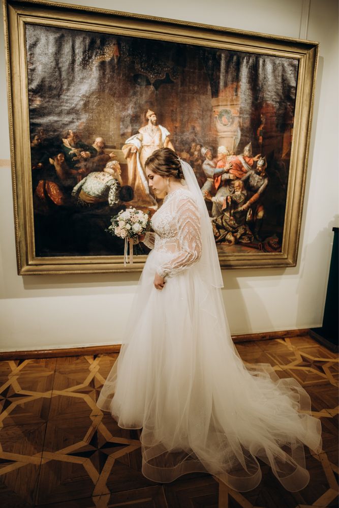 Весільна сукня з вишивкою