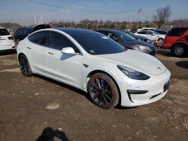 Tesla Model 3 2019 року випуску