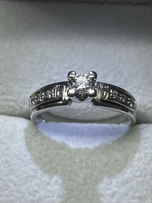 Золотое кольцо с натуральными Якутскими бриллиантами, р17.5; 5.2 г