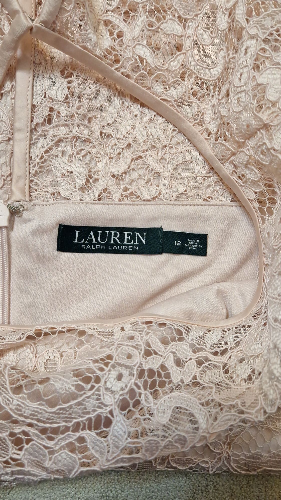 Elegancka sukienka koronkowa na wesele Ralph Lauren