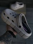 Женские кроксы на высокой подошве бежевые  стильные удобные Crocs