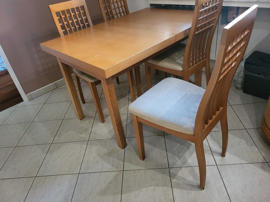 Stół rozkładany z krzesłami