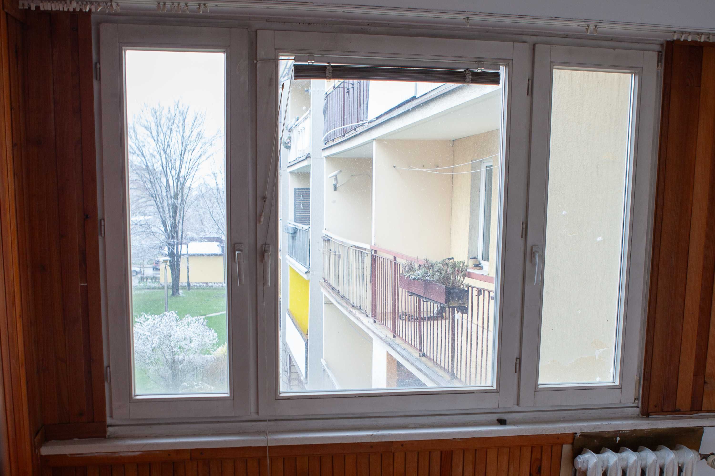 Używane okna i drzwi balkonowe drewniane z mieszkania w bloku NS