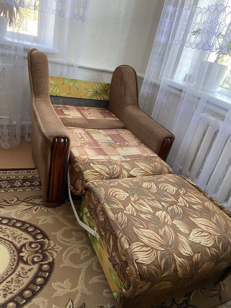 Продам два спальних крісла
