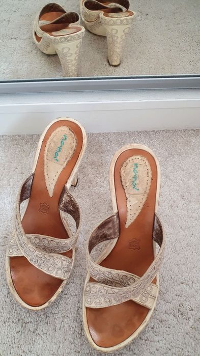 Klapki obcas skóra naturalna haft śmietanka rozm 39