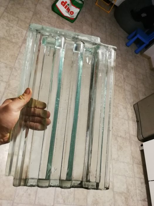Zabytkowe szklane dachówki świetlik