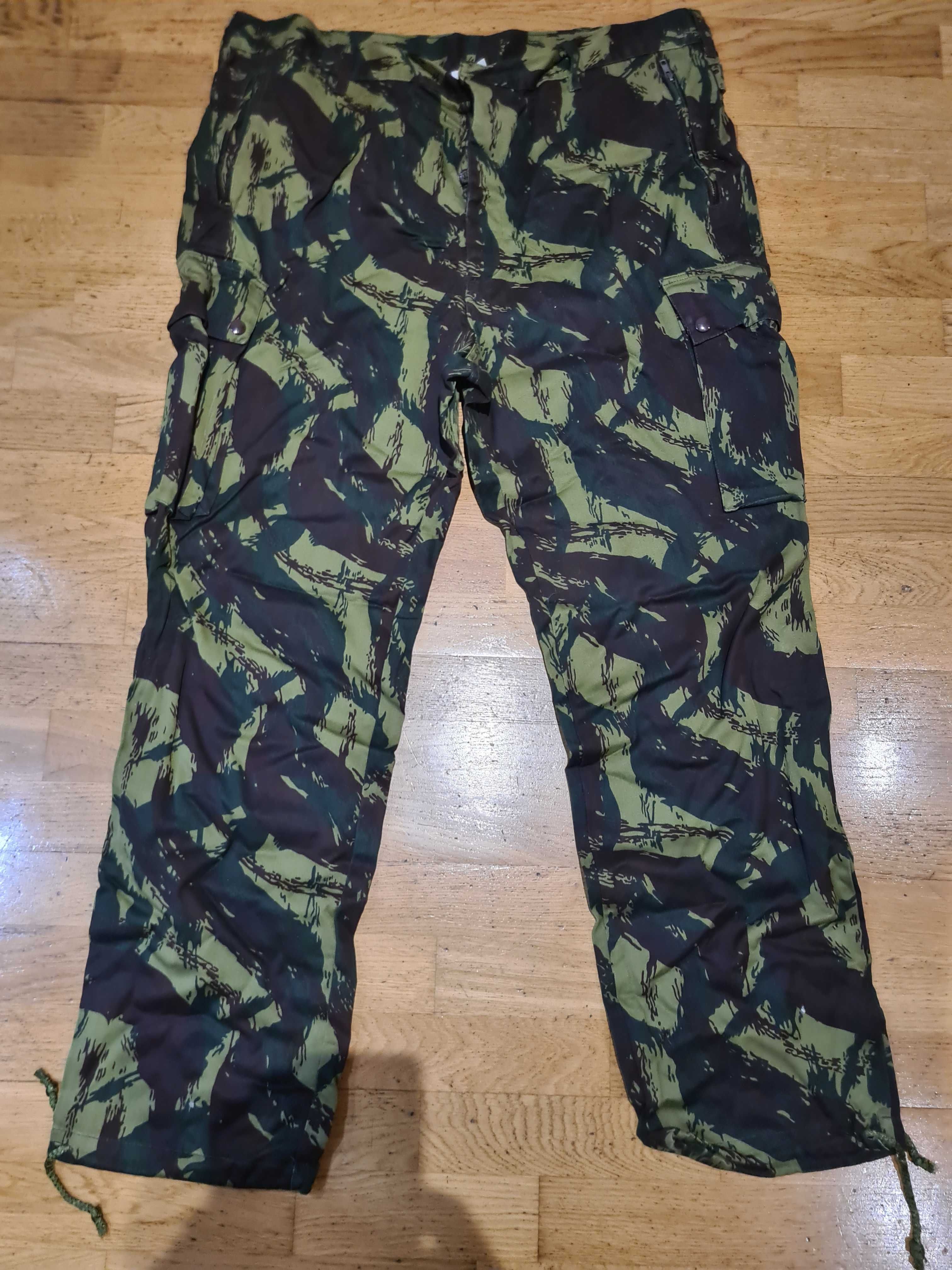 Calças camufladas em bom estado
