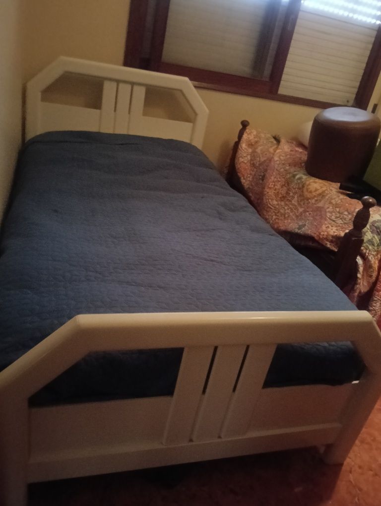 Cama solteiro ( 110/200)com colchão