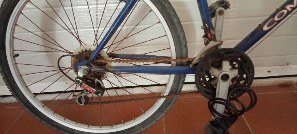 Bicicleta BTT adulto a precisar de reparação desocupar