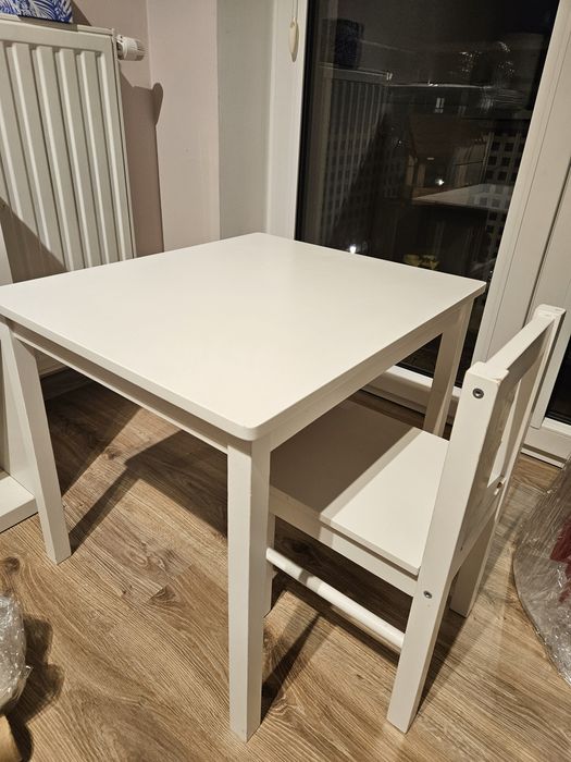 Stolik Stolik 59x50- Stan bardzo dobry 
Krzesełko- lekko uszczerbione,