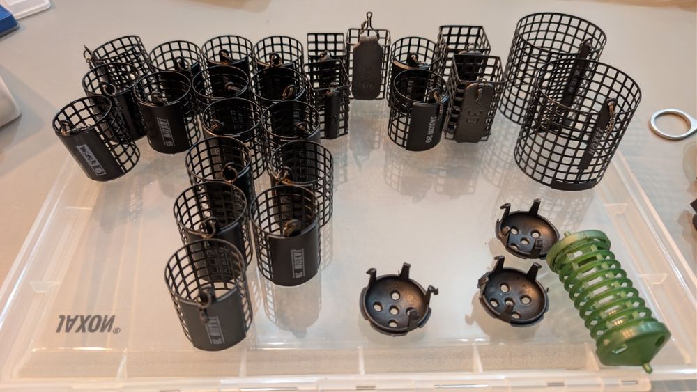 Zestaw 25 koszyków zanętowych Jaxon, Wirek 15-30g