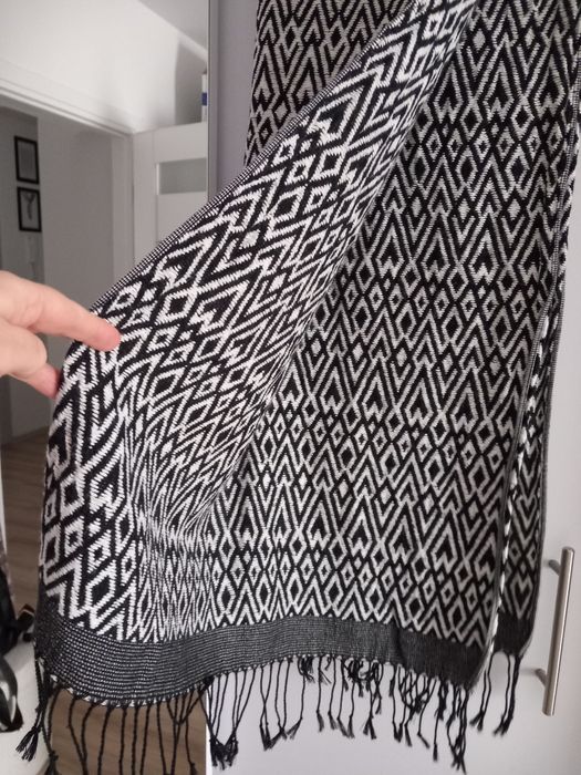 Piękny szal damski śliczny wzór