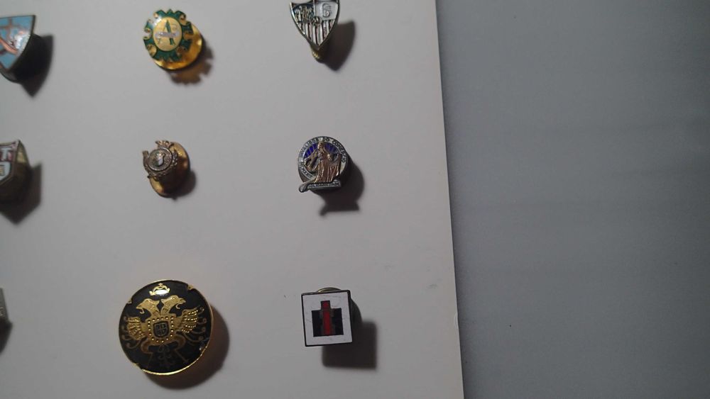 Botoeiras antigas em metal e esmalte