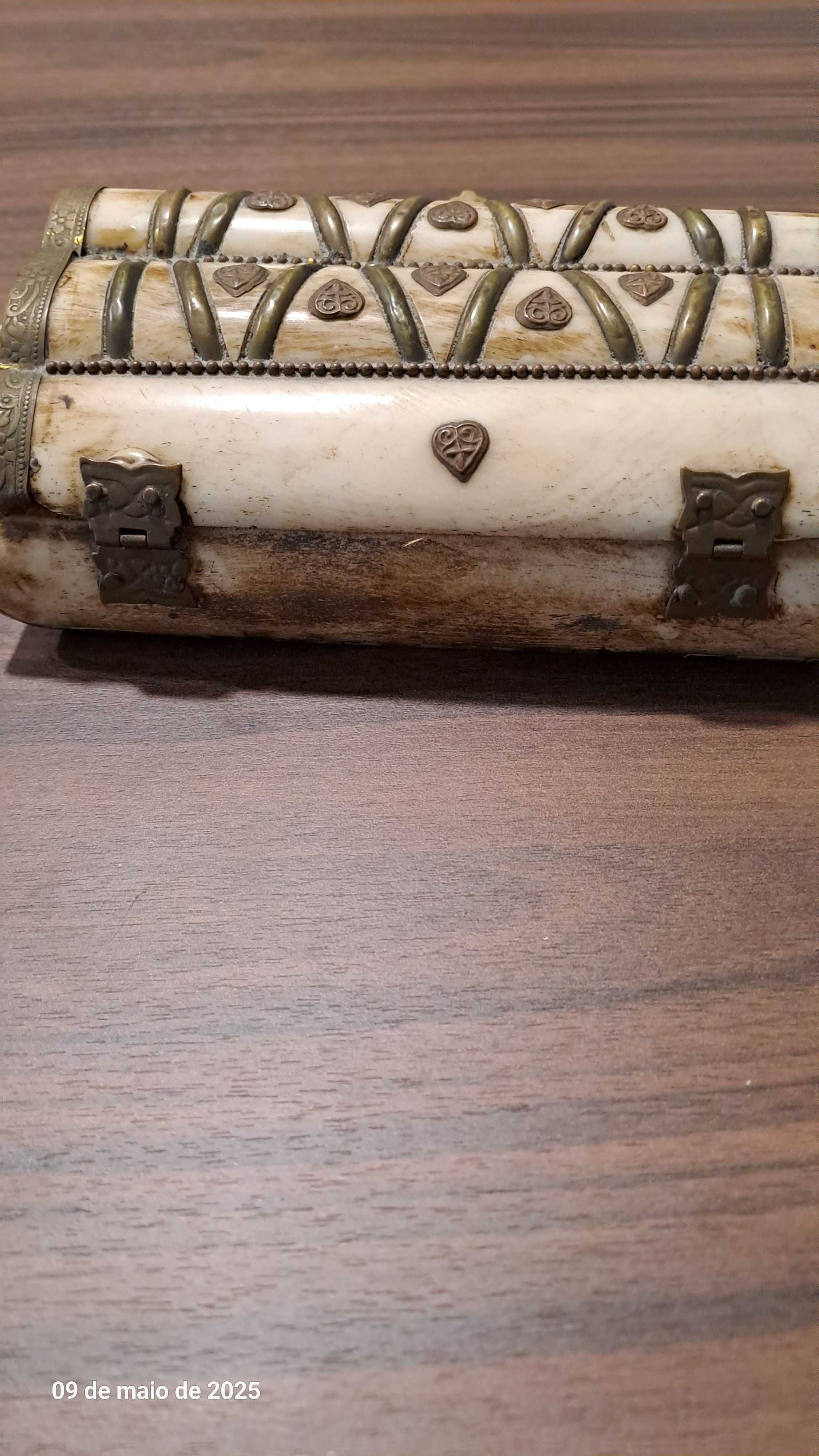 Caixa de jóias antiga, artesanal, em osso e latão.