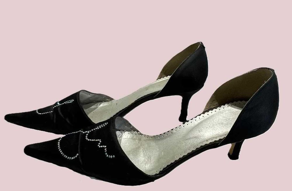 Sapatos pretos elegantes com brilhantes – salto médio