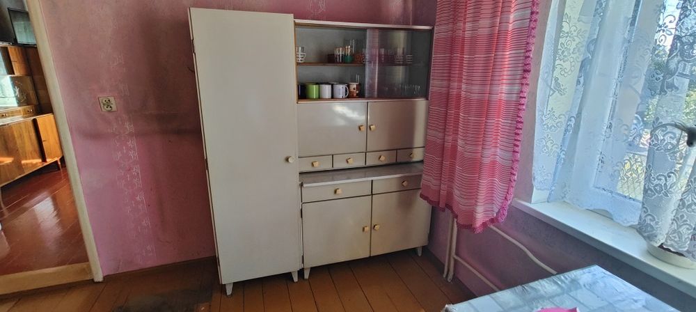 Stary kredens kuchenny z PRLu
