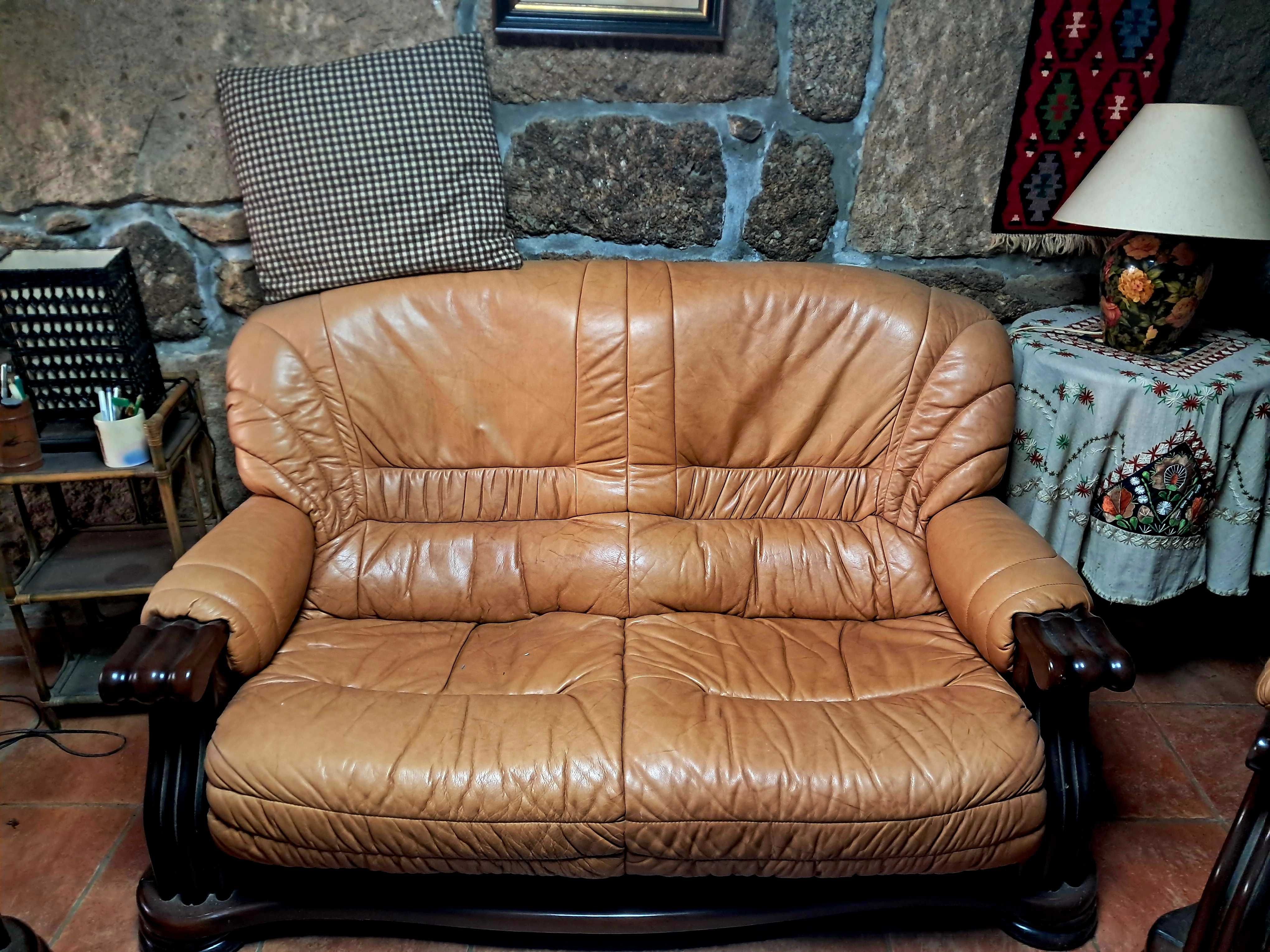 Sofá de Cabedal Castanho 3 Lugares + 2 Poltronas + mesa de centro
