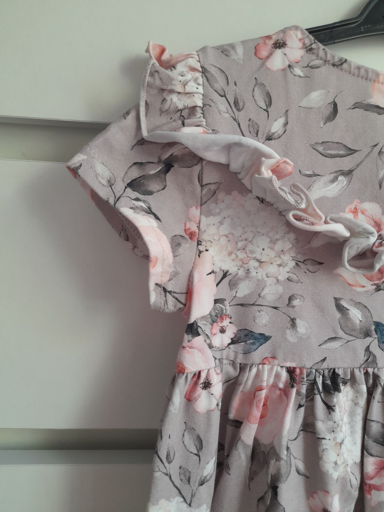 Sukienka Lily Grey w kwiaty falbanka rozm. 110/116