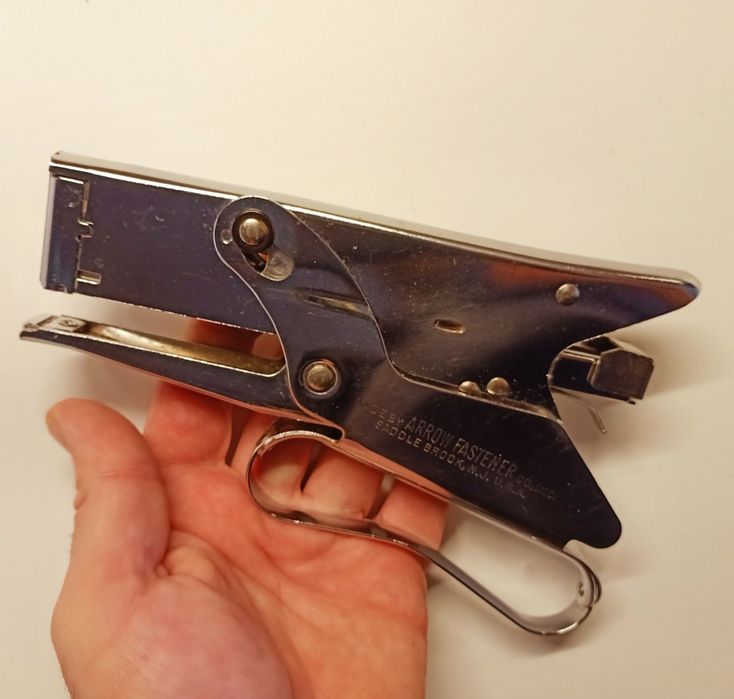 Arrow P22 ręczny zszywacz szczypcowy.