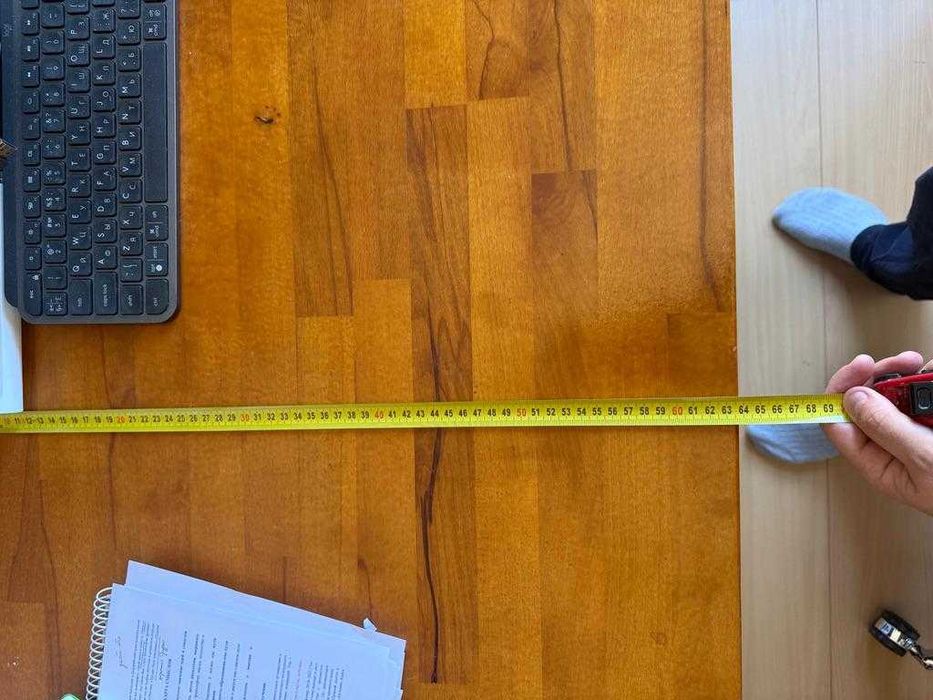 mesa com mecanismo de elevação e tampo de madeira