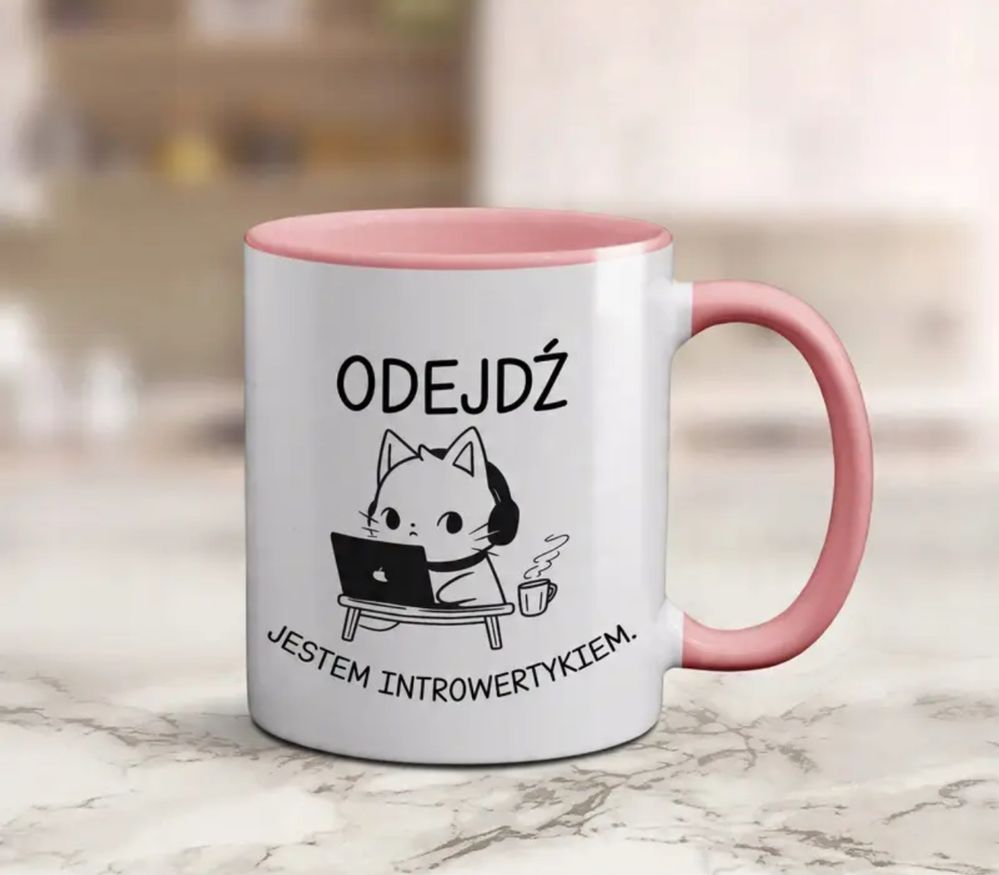 Kubek ceramiczny z napisem “ODEJDŹ – JESTEM INTROWERTYKIEM”