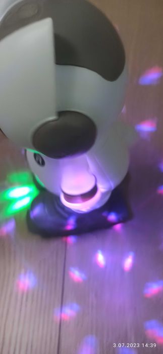 Grający, tańczący  robot na baterie