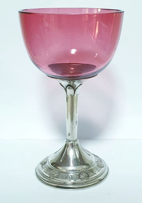Lindissima antiga taça em vidro cranberry com pé em prata portuguesa