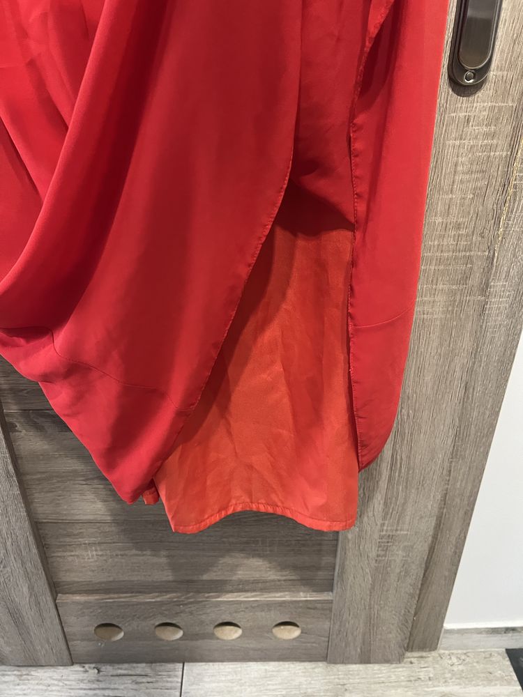 Elegancka czerwona sukienka