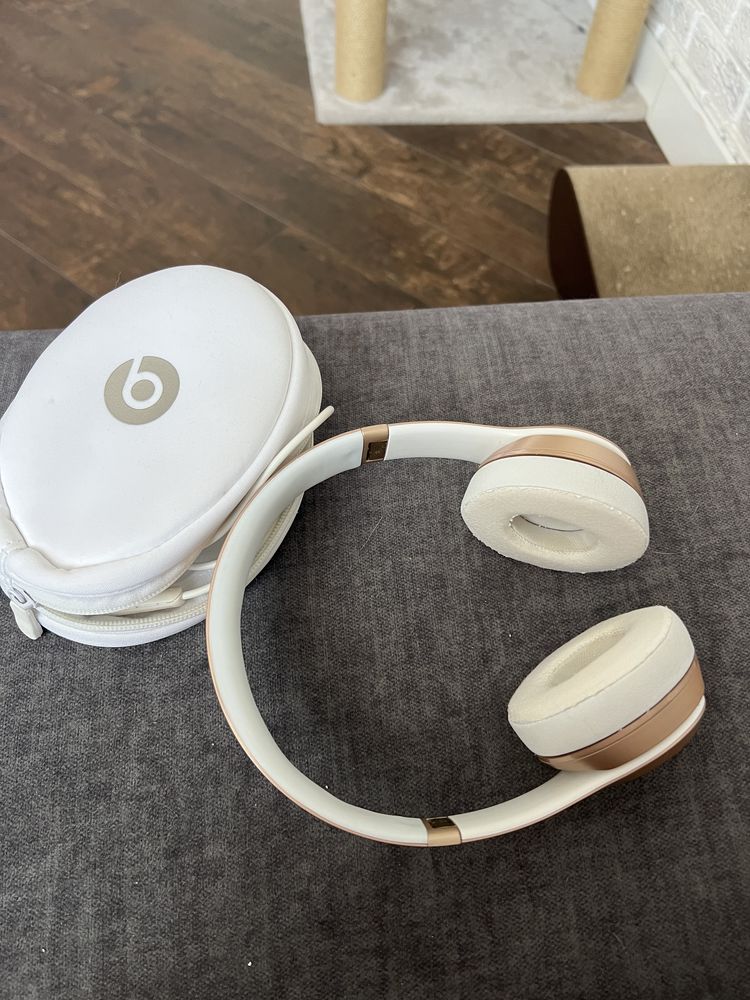 Навушники Beats SOLO2 золотого кольору ,бу