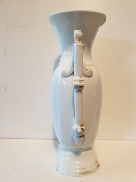 Antiga jarra de altar em porcelana francesa