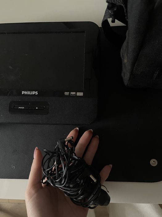 Dwa małe telewizorki przenośne do samochodu