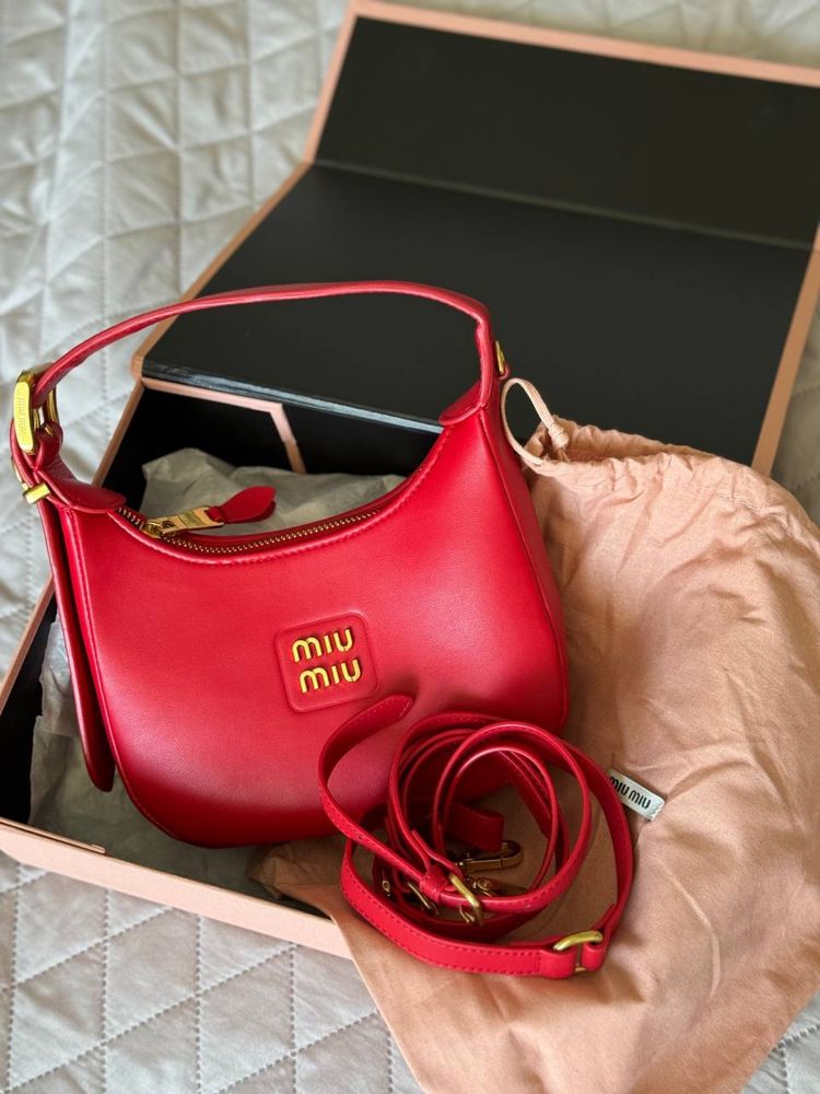 Сумочки miu miu в люкс качестве красная и черная