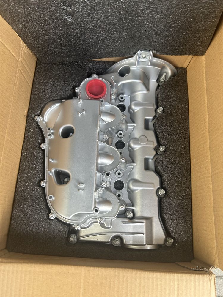 Клапана кришка для Range Rover Sport 3.0 left/right LR105956 LR105957